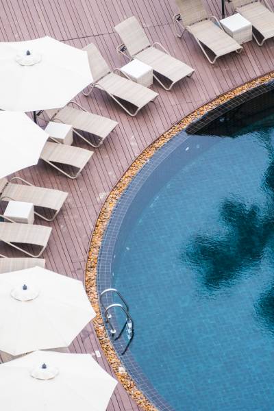 umbrellachairaroundswimmingpoolminjpg 63c12e937ea29